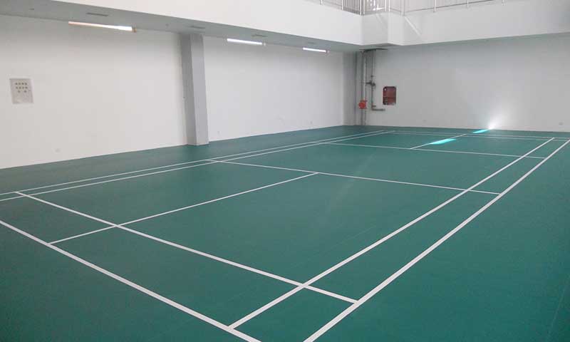一片室內(nèi)羽毛球場(chǎng)地鋪地膠多少錢(qián)？